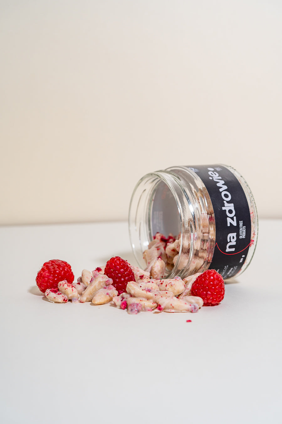 Raspberry Cloud - Migdały w białej czekoladzie z maliną.