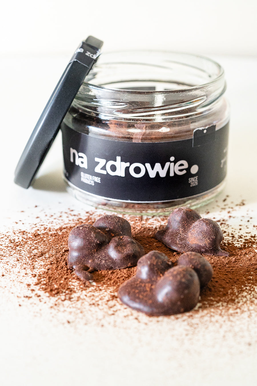 Dark Stone - Orzechy laskowe w gorzkiej czekoladzie z kakao i solą.